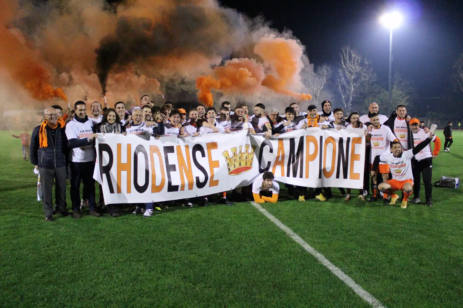 I tifosi e la squadra della Rhodense festeggiano con lo striscione Rhodense Campione